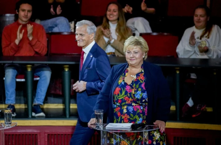 La Première ministre de centre droit Erna Solberg et le leader travailliste Jonas Gahr Store (g), lors d'un meeting avant les élections législatives, le 2 septembre 2021 à Trondheim, en Norvège