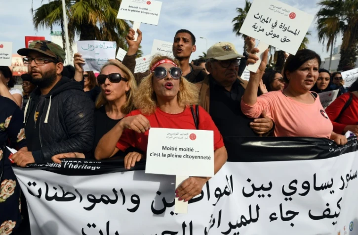 De Tunisiens, en majorité des femmes, défilent à Tunis pour réclamer l'égalité des sexes en matière d'héritage, le 10 mars 2018 