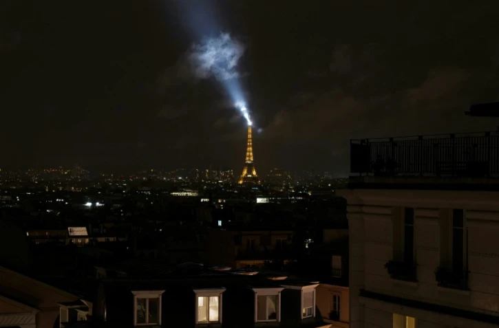 La Tour Eiffel, à Paris, pendant le couvre-feu instauré face à la pandémie de coronavirus, le 20 octobre 2020