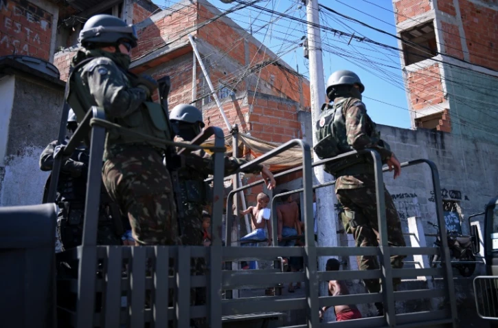 Militaires en patrouille dans la favela d'Alemao, à Rio de Janeiro, le 20 août 2018