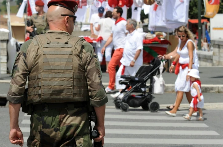 Un soldat français patrouille à Bayonne lors de l'ouverture de la 80e édition de la fête traditionnelle basque, le 27 juillet 2016