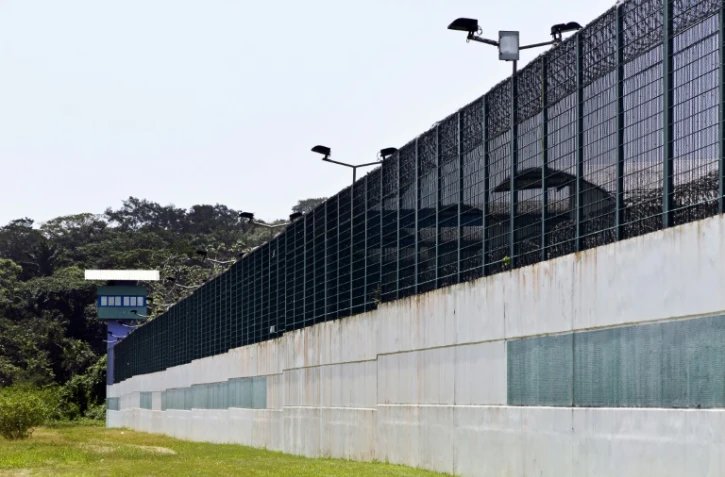 Un mur d'enceinte du centre pénitentiaire de Guyane à Cayenne, le 8 juin 2011