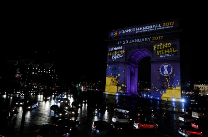 L'Arc de Triomphe à Paris illuminé aux couleurs du Mondial de handball qui se tient en France du 11 au 29 janvier 2017