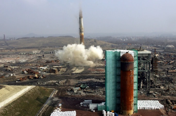 La dernière cheminée de l'ancienne fonderie Metaleurop de Noyelles-Godault est dynamitée, le 17 mars 2006, dans le cadre des actions de dépollution du site.