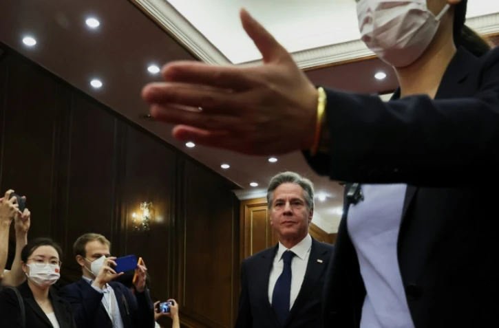 Le secrétaire d'Etat américain Antony Blinken s'avance pour assister à une réunion dans la villa d'Etat Diaoyutai à Pékin, le 19 juin 2023