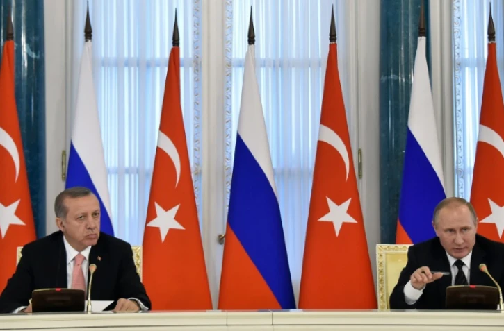 Le président russe Vladimir Poutine (D) et son homologue turc Recep Tayyip Erdogan, au Palais Constantin, près de Saint-Pétersbourg, le 6 août 2016