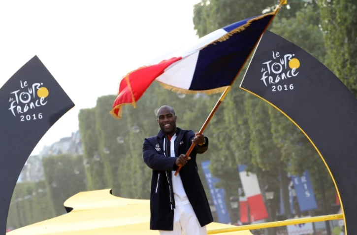 Teddy Riner sur le podium du Tour de France le 24 juillet 2016 sur les Champs Elysées à Paris