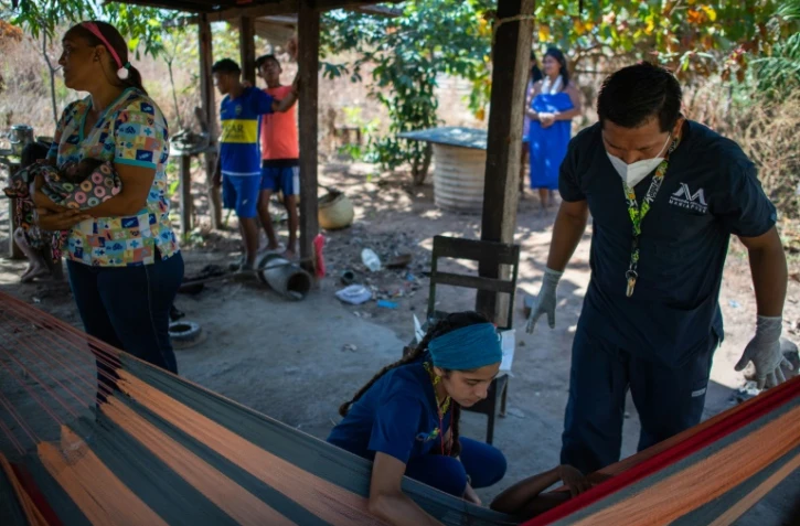 Des soignants s'occupent d'une femme qui vient d'accoucher à Chaviripa, dans l'Etat de Bolivar, le 18 janvier 2022 au Venezuela