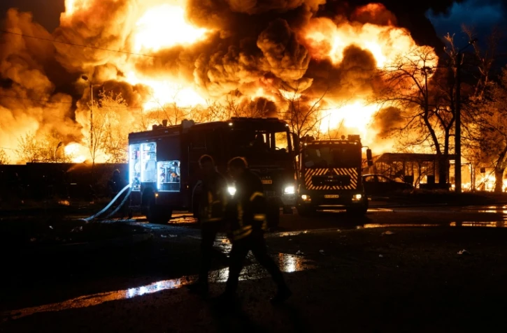 Incendie déclenché par une frappe russe sur un site de recyclage à Kiev, le 16 avril 2026