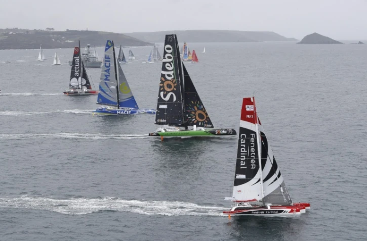 Les trimarans Sodebo et Macif, ainsi que leurs concurrents, lors du départ de la Transat anglaise à Plymouth, le 2 mai 2016