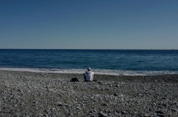 Une personne migrante sur la plage, à Vintimille, le 5 août 2020, après que le Centre de la Croix-Rouge qui hébergeait les candidats à la traversée de la frontière italo-française a été fermé