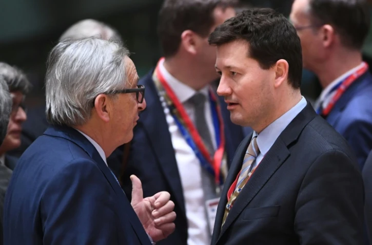 Le président de la Commission européenne Jean-Claude Juncker (G) avec l'allemand Martin Selmayr (D), nommé nommé dans des conditions controversées au sommet de l'administration européenne, ici à Bruxelles le 22 mars 2018