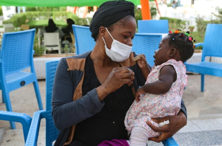 Aïcha, une Guinéenne victime d'esclavage sexuel en Libye, avec sa fille à Médenine, le 2 juin 2021 en Tunisie 