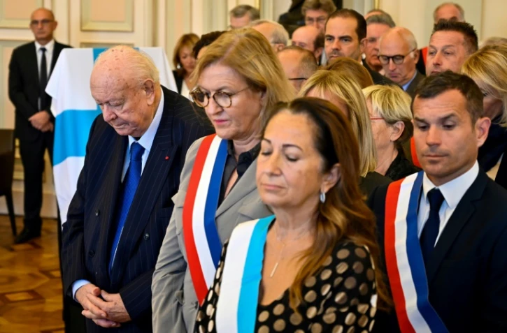 Le maire de Marseille Jean-Claude Gaudin (g) et des officiels se recueillent le 5 novembre 2019 à la mairie de la ville, un an après l'effondrement de deux immeubles