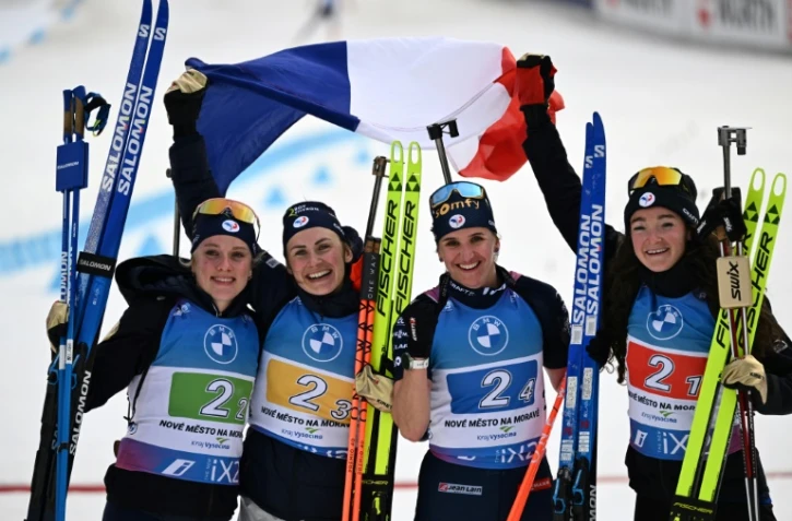 (de gauche à droite) Les biathlètes françaises Sophie Chauveau, Justine Braisaz-Bouchet, Julia Simon et Lou Jeanmonnot-Laurent célèbrent leur victoire lors du relais féminin des Mondiaux de biathlon à Nove Mesto, République Tchèque le 17 février 2024