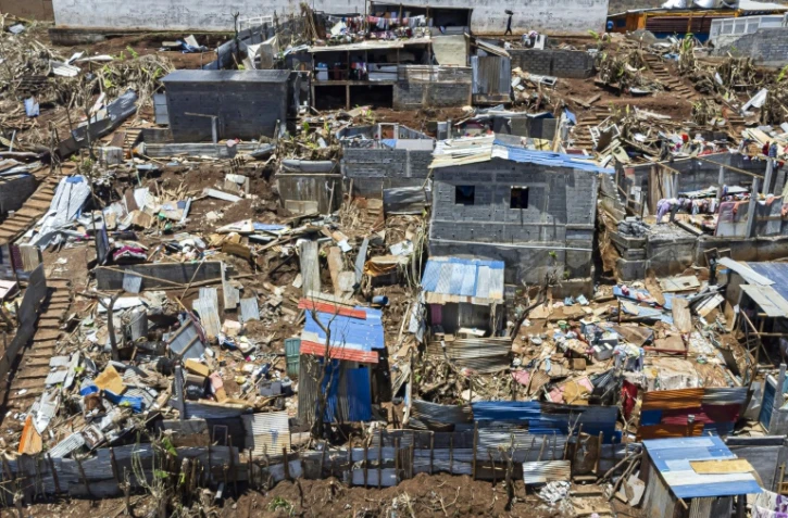Des abris et des maisons détruits dans la ville de Vahibe, à la périphérie de Mamoudzou, sur le territoire français de Mayotte dans l'océan Indien, une semaine après le passage du cyclone Chido sur l'archipel, le 24 décembre 2024 