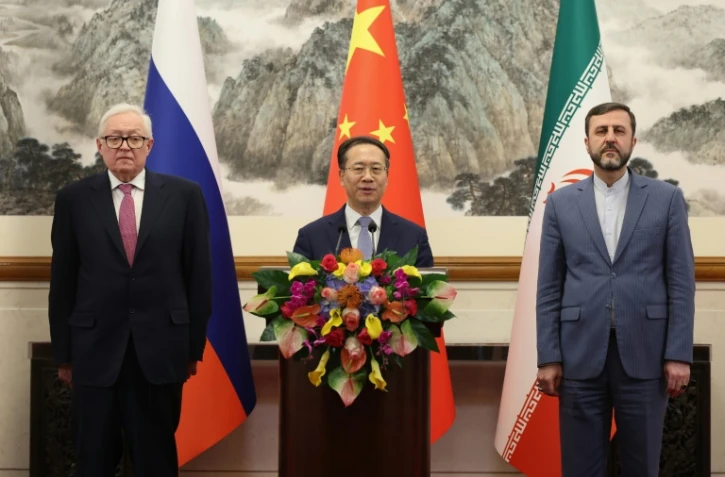 Les vice-ministres des Affaires étrangères Ma Zhaoxu (Chine, centre), Sergueï Riabkov (Russie, gauche) et  Kazem Gharibabadi (Iran, droite) face à la presse, le 14 mars 2025 à Pékin