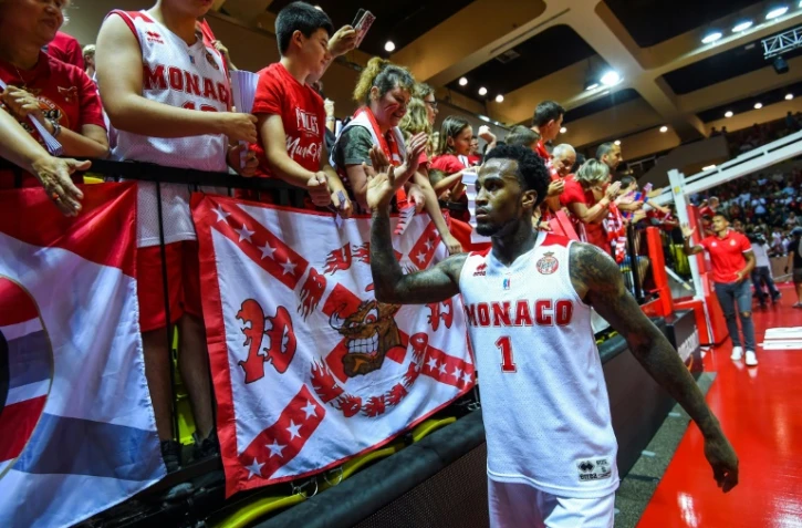 L'Américain Dee Bost salue les supporteurs lors du match 4 de la finale du championnat contre l'Asvel, le 22 juin 2019 à Monaco