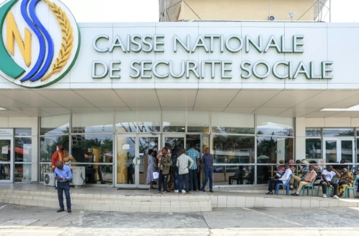 Des personnes patientent devant la Caisse nationale de sécurité sociale à Libreville, le 12 septembre 2023