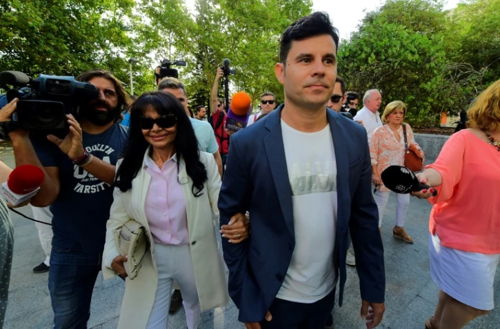 Javier Sanchez Santos, reconnu comme le fils naturel de Julio Iglesias, arrive avec sa mère au tribunal à Valence en Espagne, le 4 juillet 2019