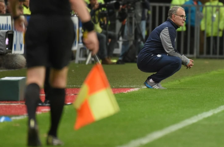 L'entraîneur de Lille Marcelo Bielsa suit le match face à Rennes au Roazhon Park, le 21 octobre 2017 