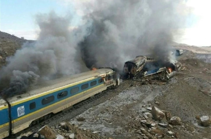Une photo de presse fournie le 25 novembre 2016 par l'agence de presse Tasnim montre des trains endommagés à la suite d'un accident dans la province de Semnan, à environ 250 km à l'est de la capitale iranienne, Téhéran