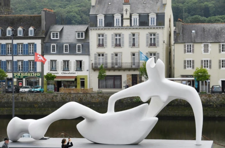 Oeuvre d'Henry Moore "Large Reclining Figure - 1938" installée à Brest en juin 2018