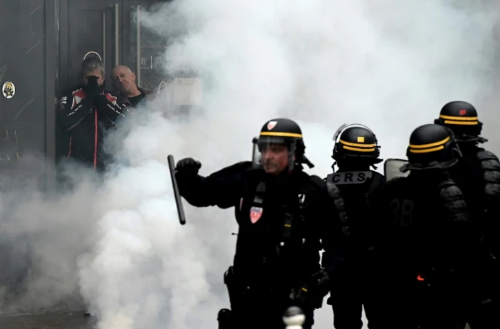 Heurts entre policiers et "gilets jaunes" lors d'une manifestation Place d'Italie, le 16 novembre 2019 à Paris
