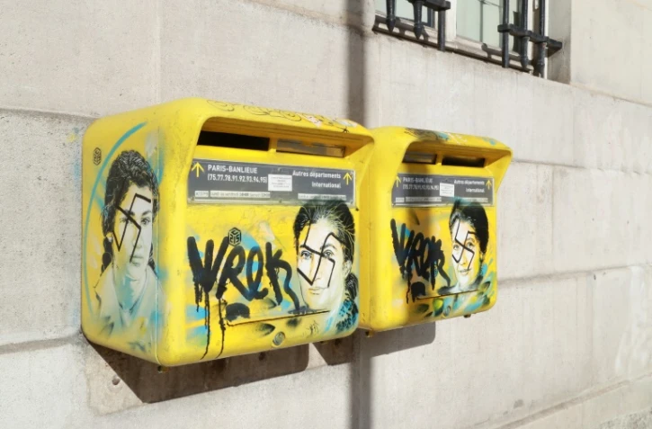 Le portrait de Simone Veil sur une boîte aux lettres recouvert de graffitis antisémites, le 11 février 2019 à Paris