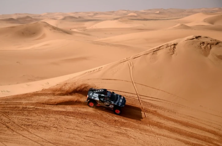 L'Audi hybride, pilotée par l'Espagnol Carlos Sainz, assisté de son co-pilote Lucas Cruz, lors de la troisième étape du Dakar-2022 à al-Qaisumah (Arabie saoudite), le 4 décembre 2022