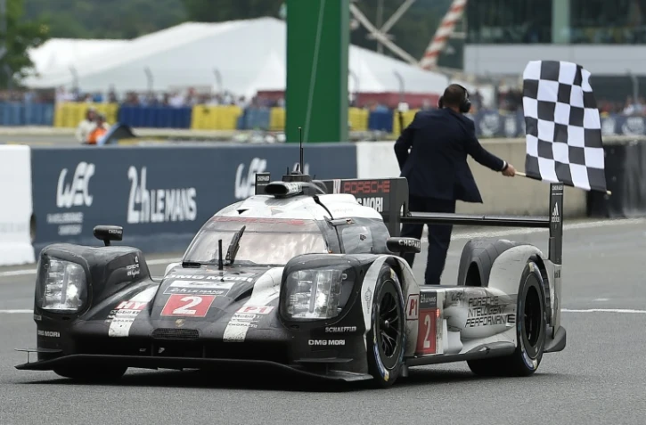 Le Suisse Nell Jani au volant de la Porsche 919 Hybrid N.2 franchit en vainqueur la ligne d'arrivée des 24 Heures du Mans, le 19 juin 2016