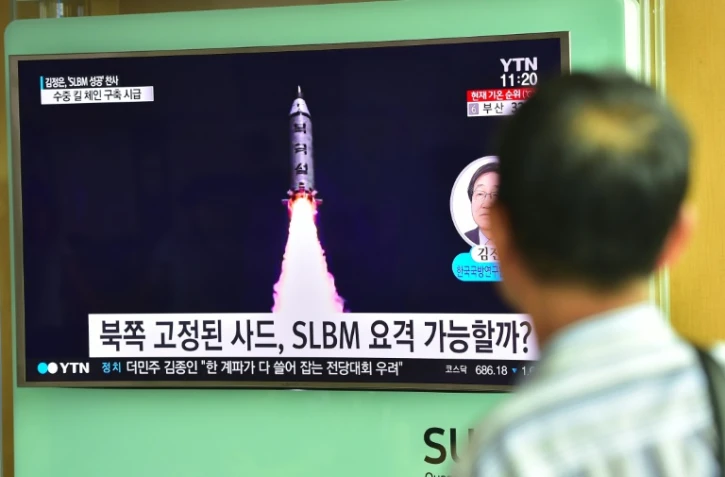 Un homme scrute un écran de télévision annonçant un nouveau tir de missile par la Corée du Nord, le 25 août 2016 à Séoul, en Corée du Sud