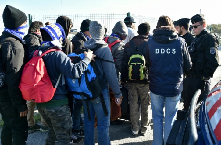 Des migrant mineurs s'apprêtent à quitter en bus la "Jungle" le 28 septembre 2016 à Calais