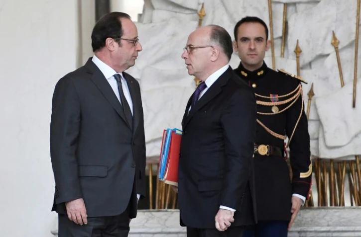 Le président François Hollande (g) et le premier ministre Bernard Cazeneuve à l'Élysée, le 1er février 2017, après le conseil des ministres