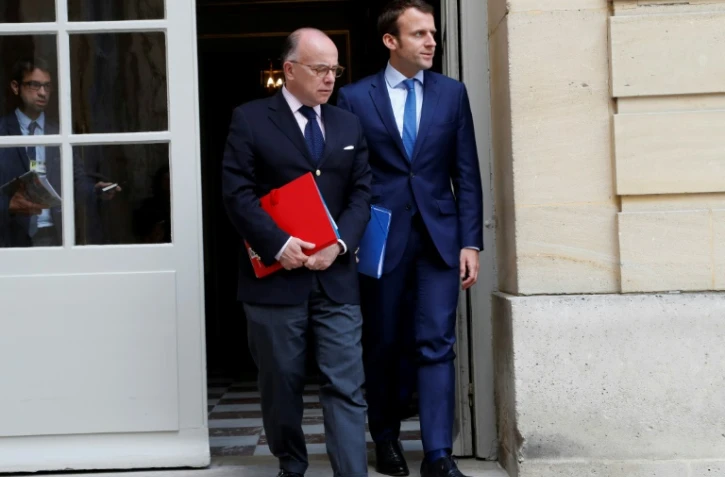 Bernard Cazeneuve, alors ministre de l'Intérieur, en compagnie d'Emmanuel Macron, alors ministre de l'Economie, sur le perron de l'Hôtel Matignon le 28 mai 2017