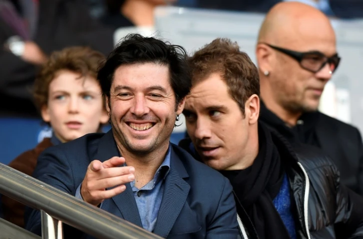 Sébastien Grojean (g) assiste à un match de foot avec Richard Gasquet au Parc des Princes le 25 octobre 2014