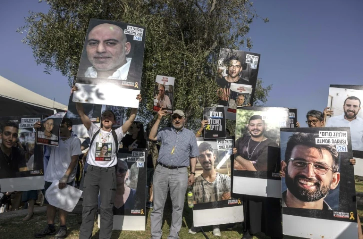 Des proches d'Israéliens retenus en otages dans la bande de Gaza, se rassemblent pour écouter le ministre israélien des Finances lors d'un rassemblement à Jérusalem, le 3 juin 2024