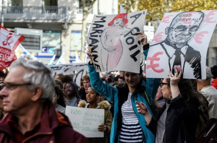 Un manifestant porte une pancarte disant "Marianne à poil" lors d'une manifestation à Lyon, le 12 novembre 2018