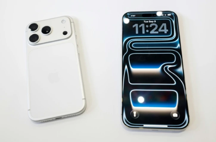 L'Apple iPhone 17 Pro présenté lors de l'événement "Awe-Dropping" au Steve Jobs Theater sur le campus d'Apple Park à Cupertino, en Californie, le 9 septembre 2025
