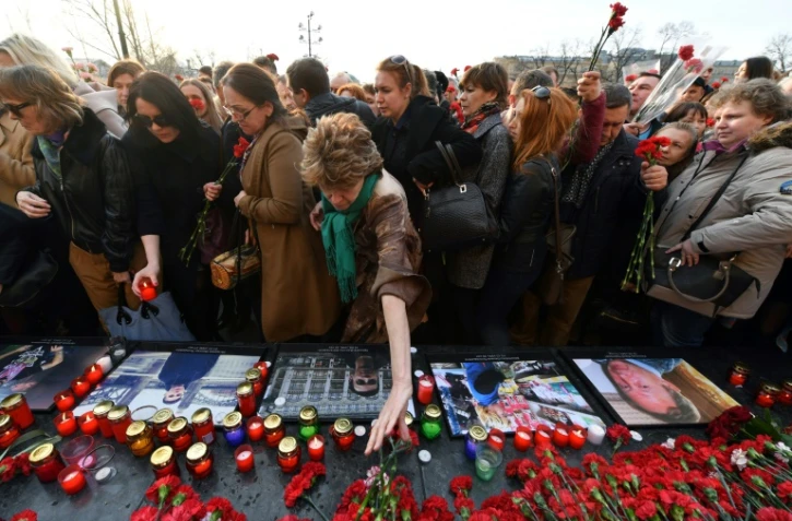 Des Russes rendent hommage aux victimes des attentats dans le métro de Saint-Pétersbourg, à Moscou, le 6 avril 2017