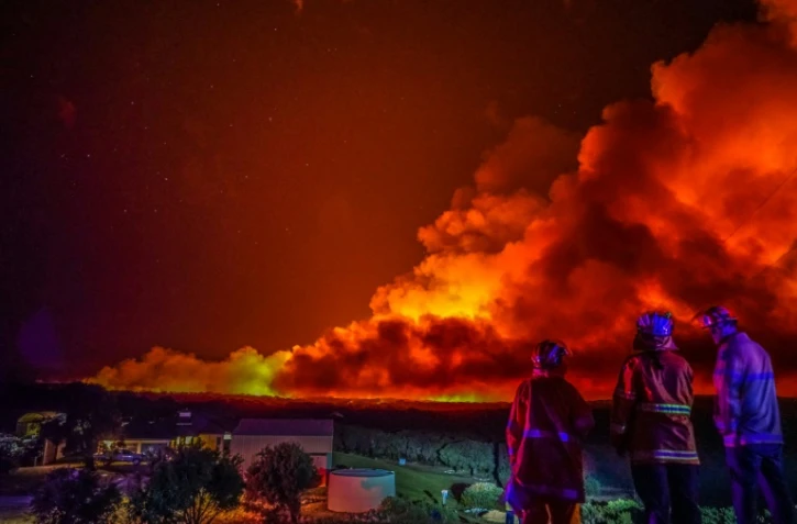 Des pompiers observent un incendie dans la région touristique de Margaret River, le 8 décembre 2021 en Australie