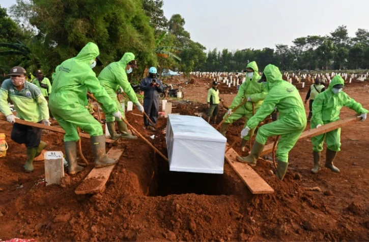 Enterrement d'une victime du nouveau coronavirus, le 10 août 2020 à Jakarta.