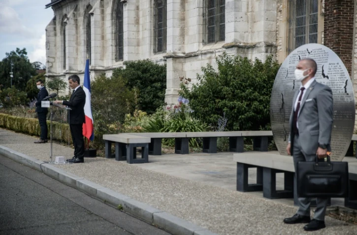 Le ministre de l'Intérieur Gérald Darmanin prononce un discours d'hommage au père Hamel, assassiné il y a quatre ans à Saint-Étienne-du-Rouvray, le 26 juillet 2020