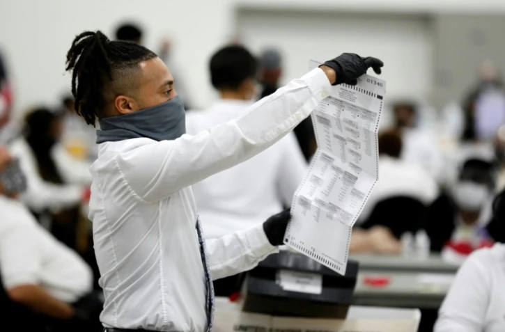 Dépouillement des bulletins de vote par correspondance à Detroit, dans le Michigan, le 4 novembre 2020