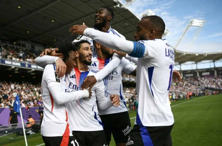 Les Lyonnais se congratulent après le but de Malick Fofana, à Toulouse le 29 septembre 2024
