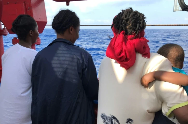 Bintu (g) et son fils, à bord du Ocean Viking, le 10 août 2019