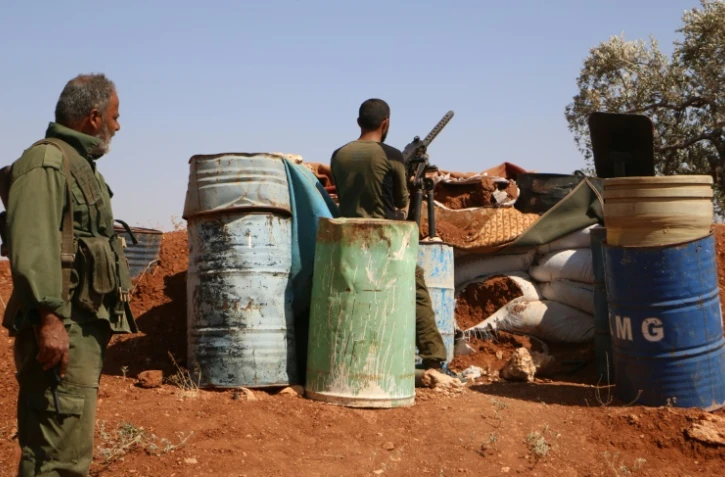 Des rebelles syriens postés à une barricade dans un lieu non précisé de la province d'Idleb, menacée d'un assaut du régime, le 5 septembre 2018