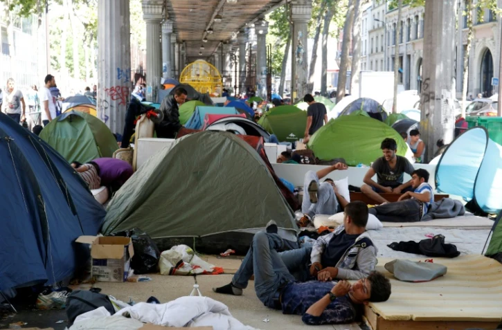 Des migrants installés dans leurs tentes dans un campement illégal, sous le métro de la station Jaurès à Paris, le 19 juillet 2016
