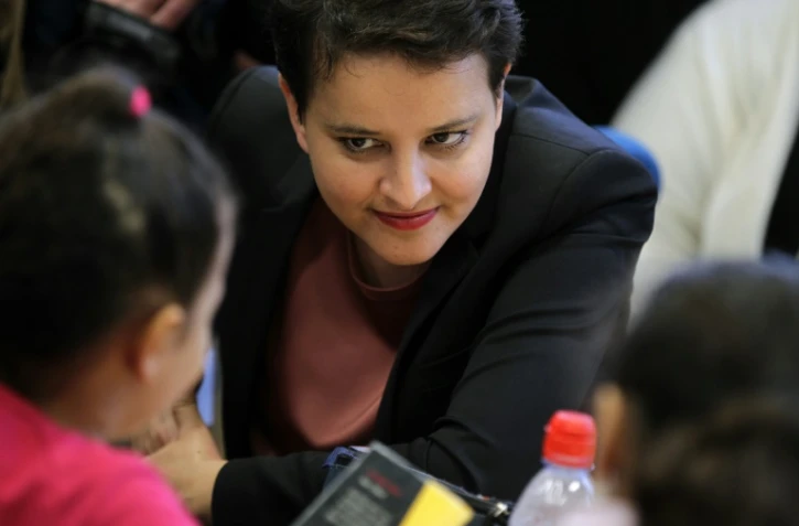 La ministre de l'Education Najat Vallaud-Belkacem découvre dans une classe au Havre le 22 février 2016 un nouveau système d'apprentissage de lecture