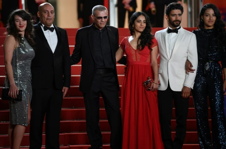Le réalisateur franco-tunisien Abdellatif Kechiche, l'actrice Hafsia Herzi, l'acteur français Salim Kechiouche et leurs invités sur le tapis rouge de la projection du film "Mektoub my love : Intermezzo" au Festival de Cannes, le 23 mai 2019